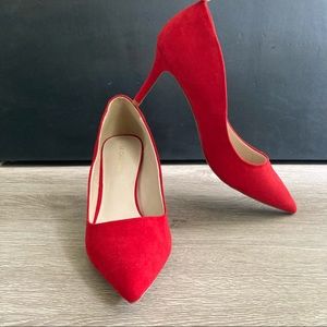 BNIB Le Chateau suede pump